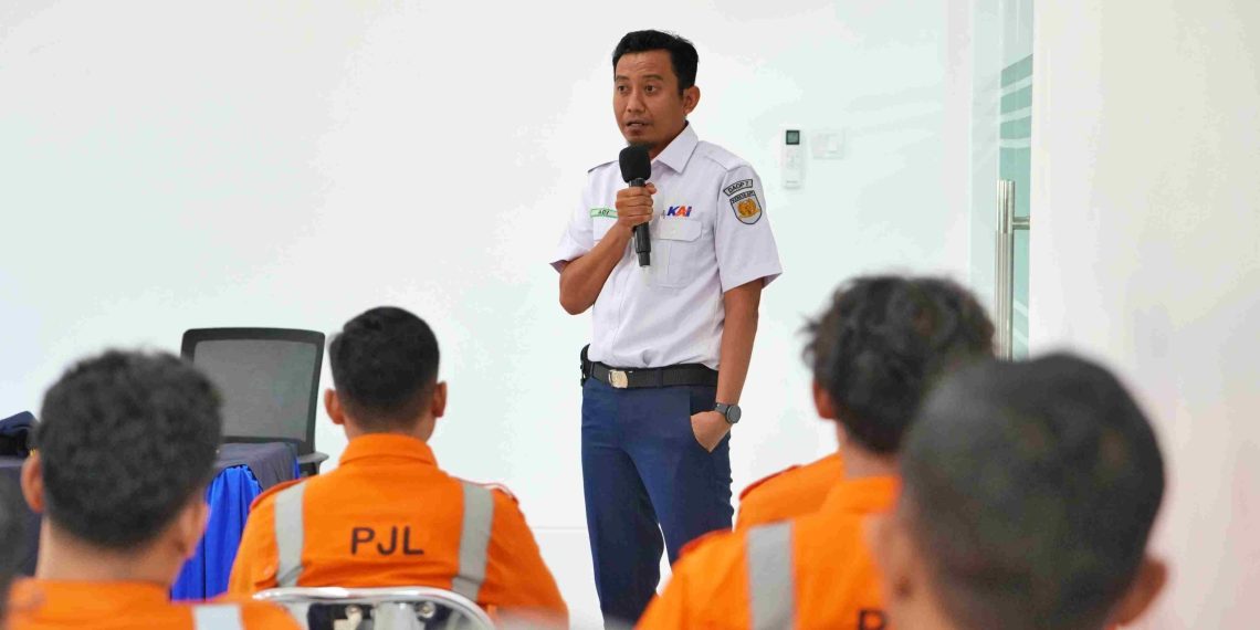 Tingkatkan Keselamatan Perjalanan Kereta Api, KAI Daop 7 Madiun Gelar Pembinaan 32 Petugas Jaga Lintasan