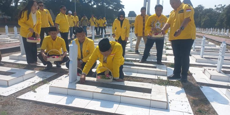 Peringati HUT ke-62, DPD Partai Golkar Kabupaten Kediri Gelar Ziarah dan Tabur Bunga di TMP Canda Bhirawa