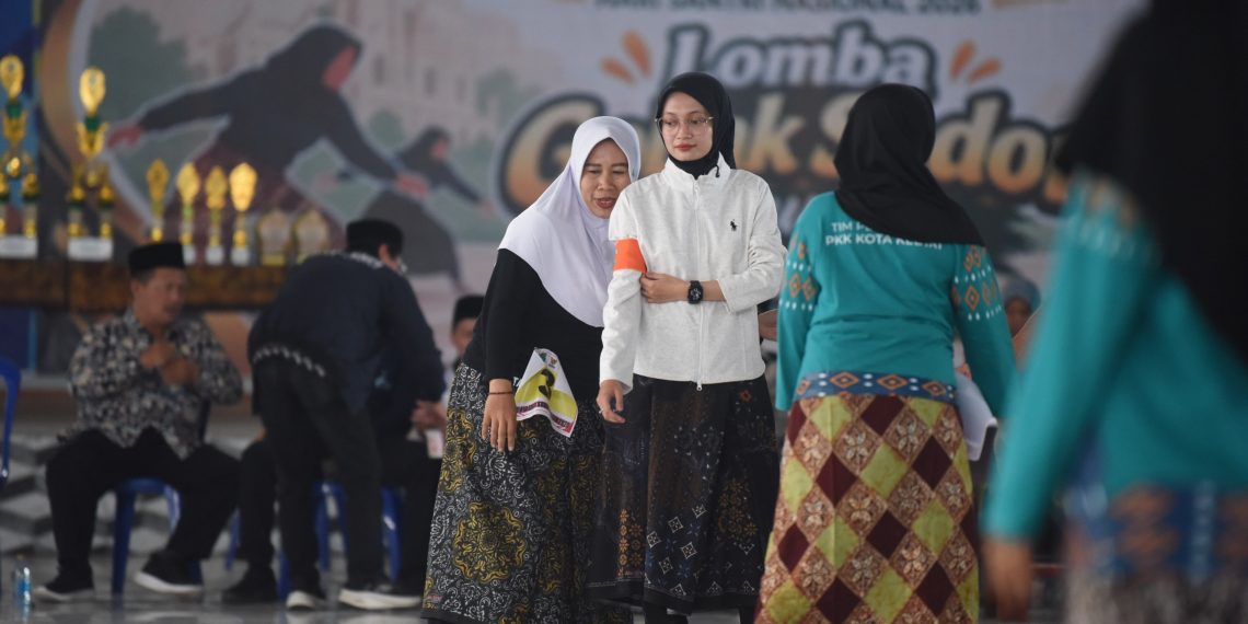Kemeriahan Hari Santri, Wali Kota Kediri Ikuti Lomba Gobak Sodor Sarungan