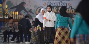 Kemeriahan Hari Santri, Wali Kota Kediri Ikuti Lomba Gobak Sodor Sarungan