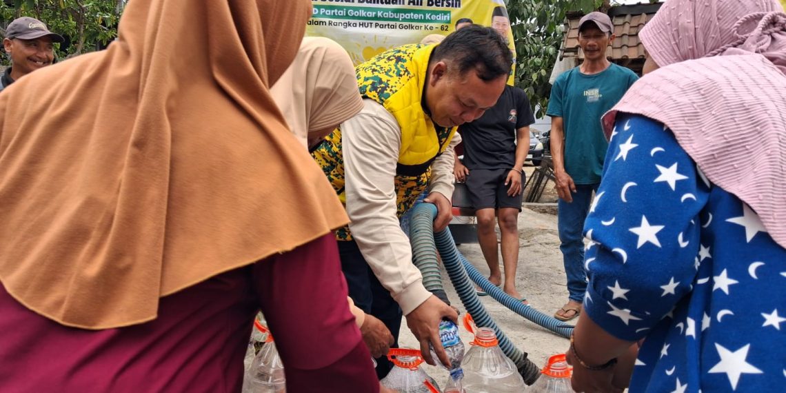 Atasi Kekeringan, DPD Golkar Kabupaten Kediri Salurkan 25 Ribu Liter Air Bersih di Kepung