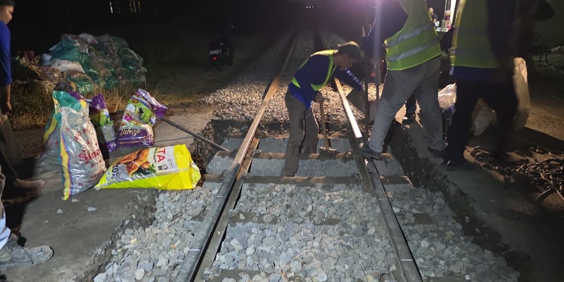 Lanjutkan Perawatan Prasarana, KAI Daop 7 Madiun Perbaiki Geometri Perlintasan Sebidang di Tulungagung