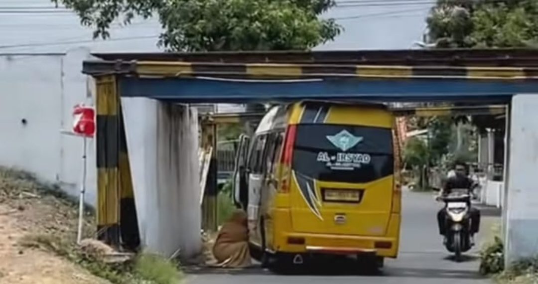 Mobil Elf Tersangkut Portal Underpass, KAI Daop 7 Madiun Ingatkan Batas Ketinggian Kendaraan