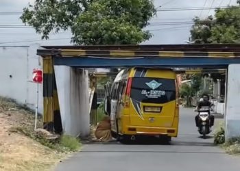 Mobil Elf Tersangkut Portal Underpass, KAI Daop 7 Madiun Ingatkan Batas Ketinggian Kendaraan