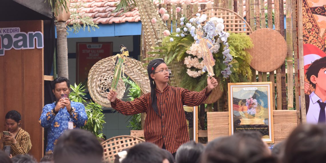 Aksi Dalang Cilik SMPN 3 Pukau Wali Kota Kediri dalam Kegiatan Teach to Inspire