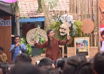 Aksi Dalang Cilik SMPN 3 Pukau Wali Kota Kediri dalam Kegiatan Teach to Inspire