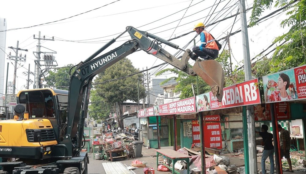 Dukung Proyek Normalisasi Saluran, Pemkot Surabaya Tertibkan 35 Bangunan PKL di Embong Blimbing