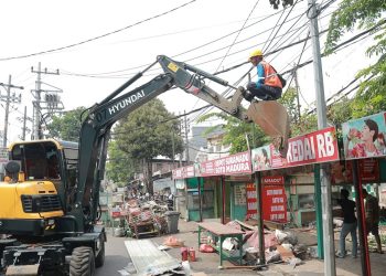 Dukung Proyek Normalisasi Saluran, Pemkot Surabaya Tertibkan 35 Bangunan PKL di Embong Blimbing