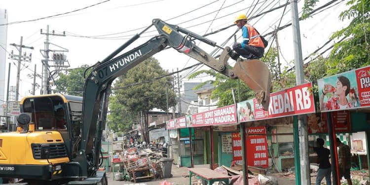 Dukung Proyek Normalisasi Saluran, Pemkot Surabaya Tertibkan 35 Bangunan PKL di Embong Blimbing