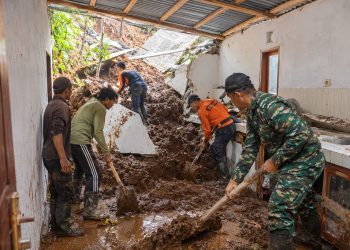 Tebing 10 Meter Longsor Timpa Rumah, Ayah dan Anak Meninggal Dunia