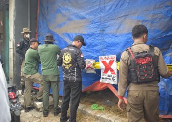 Tak Kantongi Izin Peruntukan, Satpol PP Surabaya Segel 7 Kios Buah di Tanjungsari
